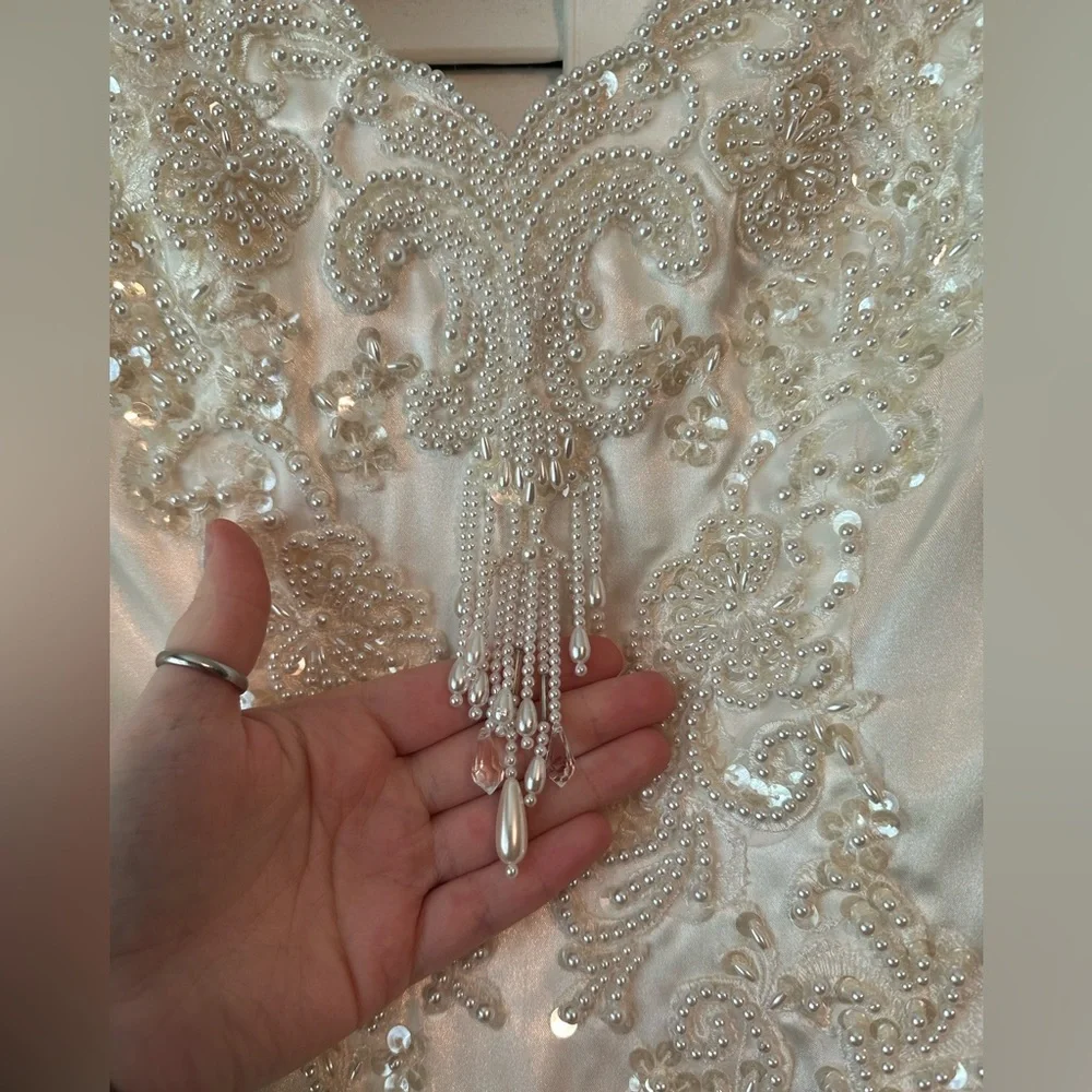 Stunning classic wedding dress - Picture 4 of 16